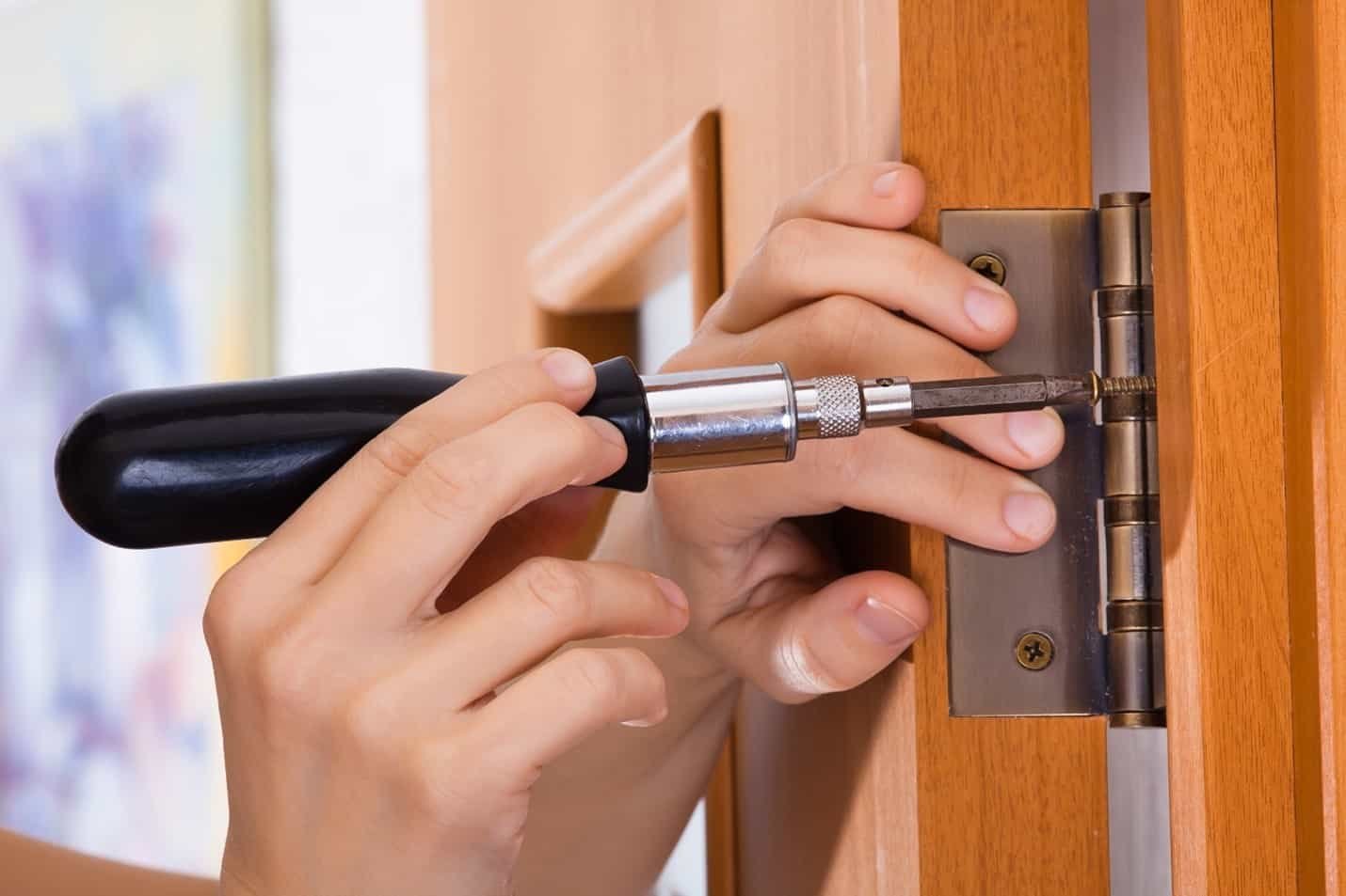 can WD-40 stop a door from squeaking